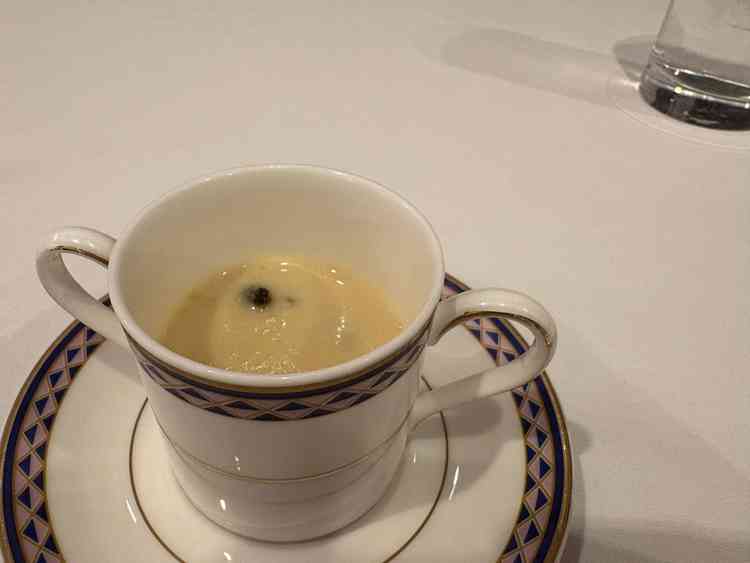 最近力を入れて開発したと聞いたオニオンとモリーユ茸のスープ。風味が強くてとても美味しかったです。