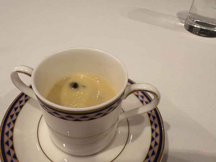 最近力を入れて開発したと聞いたオニオンとモリーユ茸のスープ。風味が強くてとても美味しかったです。