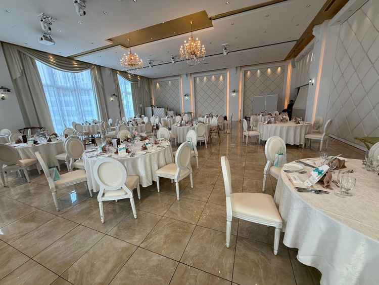 1番大きな披露宴会場の写真。白を基調としており、可愛らしい雰囲気でした。