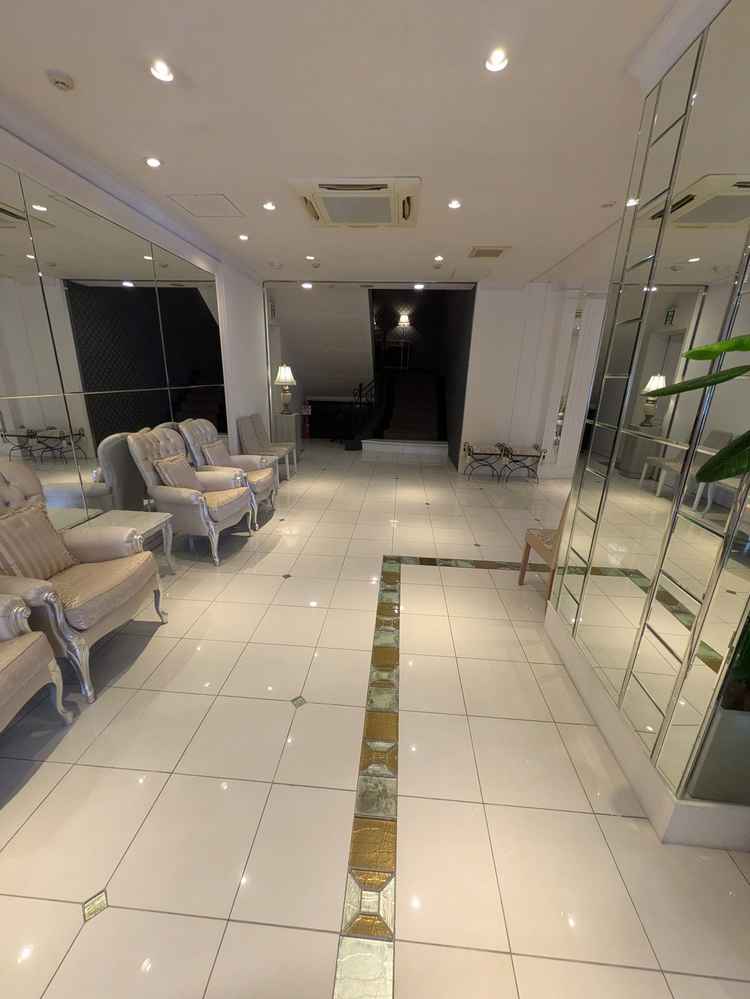 ロビー。鏡張りのため参列者が身だしなみチェックに使える。ディフューザーで良い香りの演出もあり。