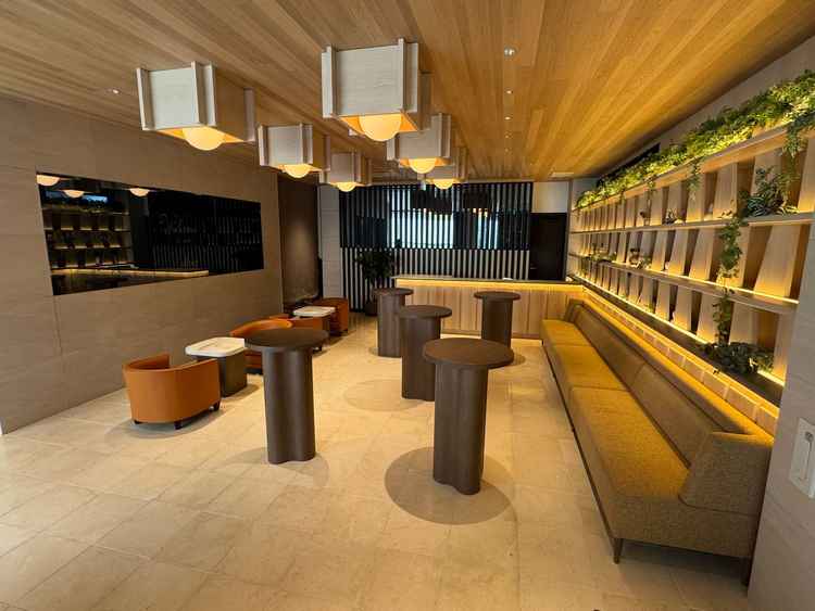 温かみのある待合室。ゲストも緊張せずリラックスして過ごしてもらえそうだと感じました。