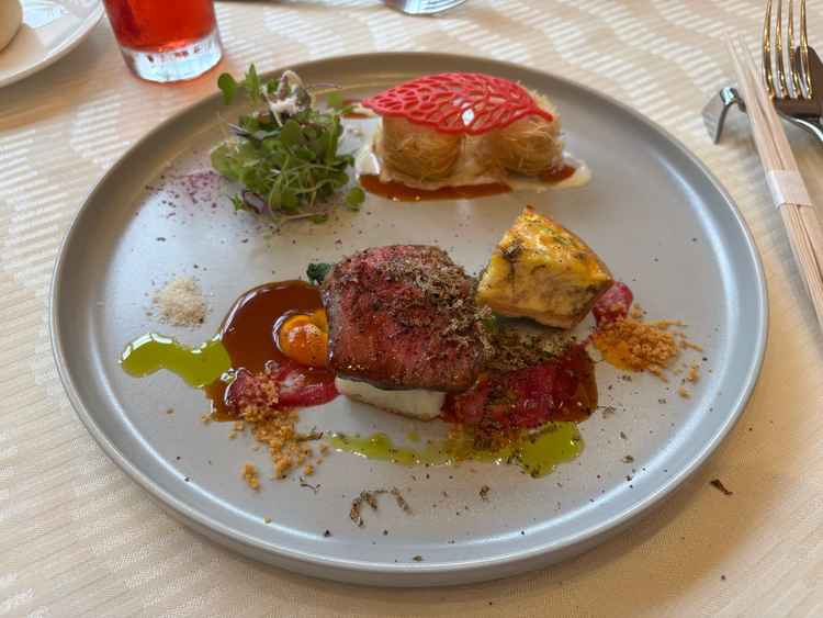 2品目のメインプレート。トリュフを削る体験ができました。