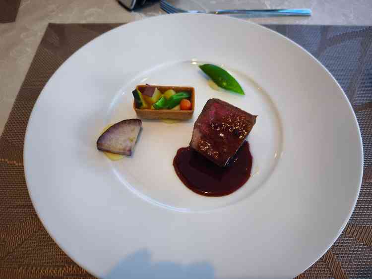 試食会メイン料理。ライブキッチンで調理したできたてが味わえる。