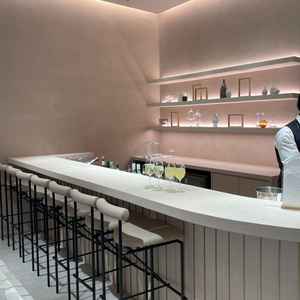 待ち合い室にはおしゃれなバーカウンターがあった。