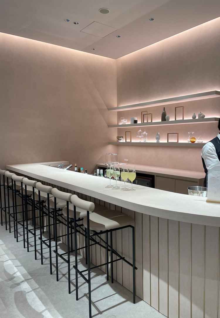 待ち合い室にはおしゃれなバーカウンターがあった。