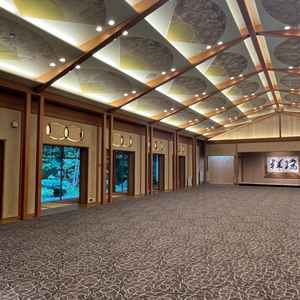 【披露宴会場】開放感のある空間と天井には末広がりをイメージした扇のデザインがあった。