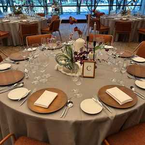 披露宴会場のテーブルも狭く感じることなく、木のお皿も含めて素敵な雰囲気でした。