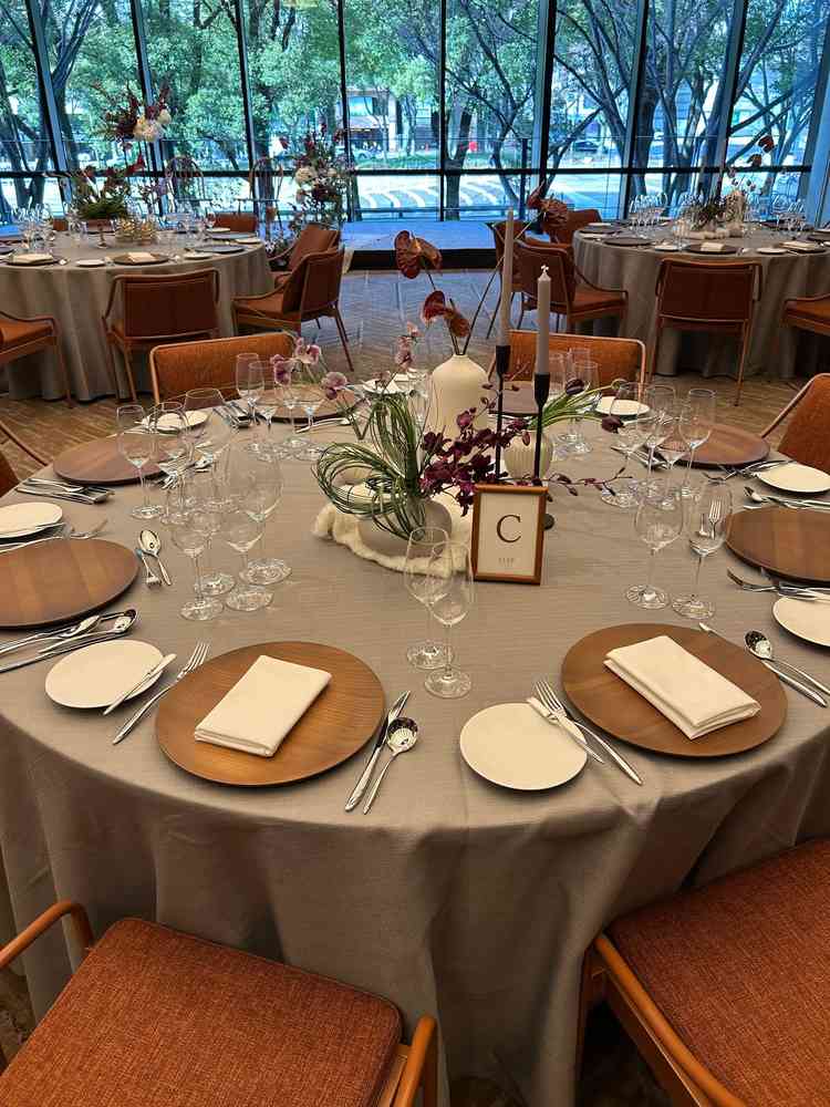 披露宴会場のテーブルも狭く感じることなく、木のお皿も含めて素敵な雰囲気でした。