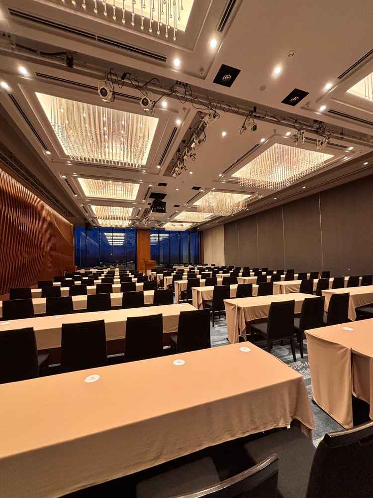 次の日の準備中だが見学させて頂けたウィスタリアという披露宴会場　左側の立体的な木の壁が素敵だった