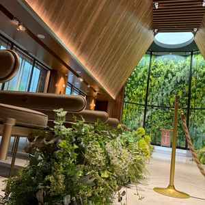 茶色と緑のナチュラルな雰囲気のチャペル。白いドレスがとても映えそう。