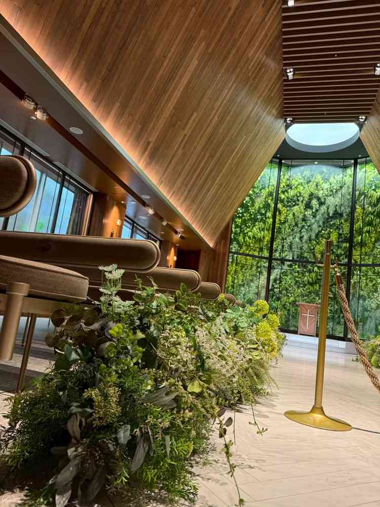 茶色と緑のナチュラルな雰囲気のチャペル。白いドレスがとても映えそう。