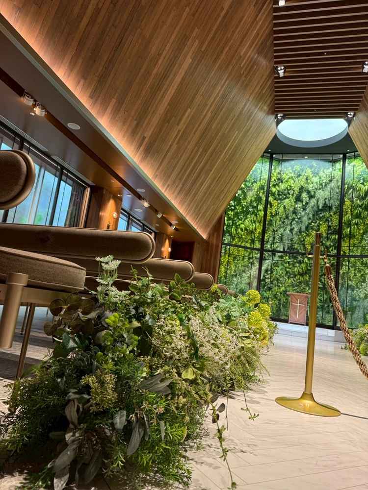 茶色と緑のナチュラルな雰囲気のチャペル。白いドレスがとても映えそう。