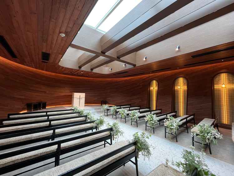 自然を全面に感じることができるチャペル。全体が木目調で、天井から光が差し込むため大変神秘的でした。