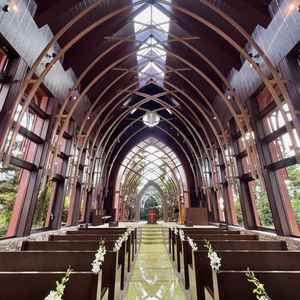 ガラスのチャペル。とても高い天井が魅力的。こちらのチャペルであればワンチャンOK。