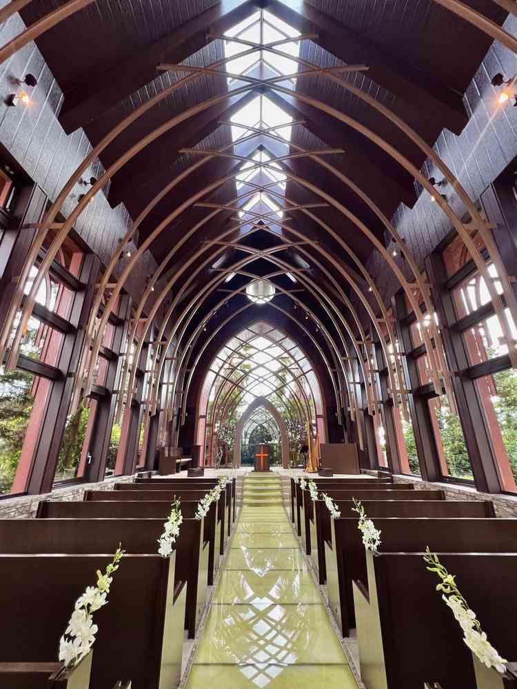 ガラスのチャペル。とても高い天井が魅力的。こちらのチャペルであればワンチャンOK。