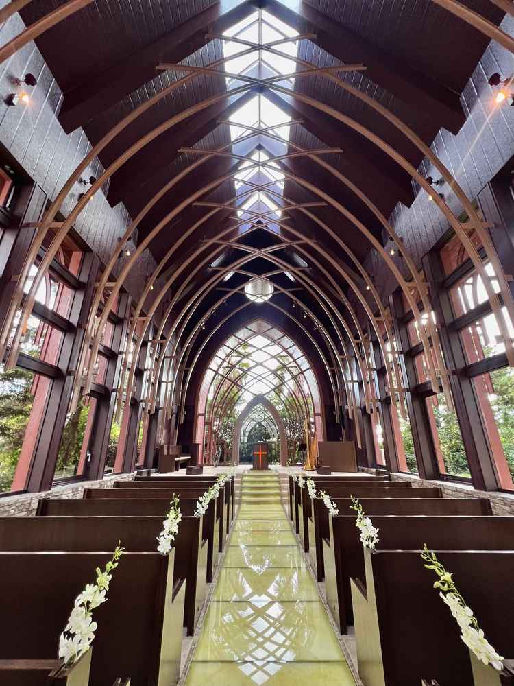 ガラスのチャペル。とても高い天井が魅力的。こちらのチャペルであればワンチャンOK。