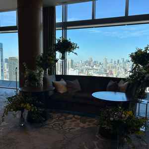 披露宴会場。テーブル、ソファーどちらの可能。