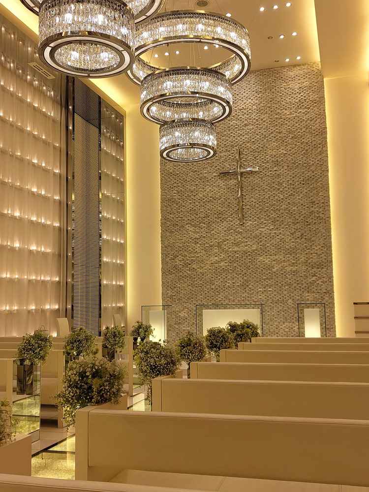 挙式会場。外の天候の影響を全く受けない幻想的な空間。ソファもクッションが柔らかく座り心地◎！