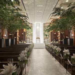 ケヤキ並木をイメージしたチャペル。ライトアップされて天井に映る影が綺麗でした。