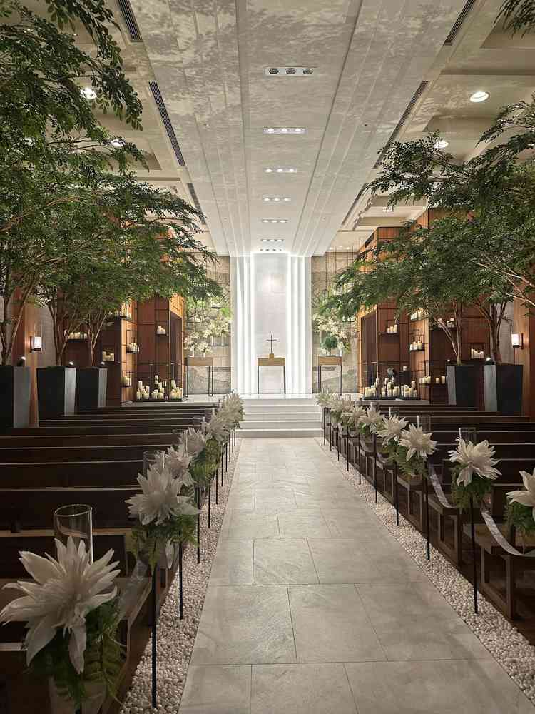 ケヤキ並木をイメージしたチャペル。ライトアップされて天井に映る影が綺麗でした。