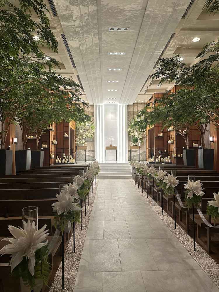 ケヤキ並木をイメージしたチャペル。ライトアップされて天井に映る影が綺麗でした。