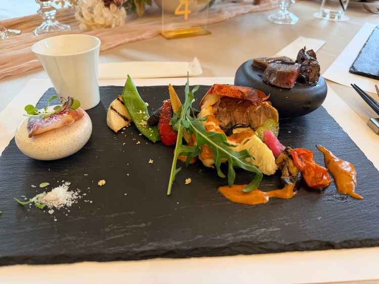 お肉がとても柔らかくお野菜なども甘くて美味しかった。エビも最高でした。