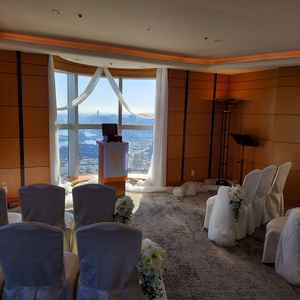 少人数専用のチャペル。空が見え景色がよかった。部屋は小さくアットホームな式ができる。