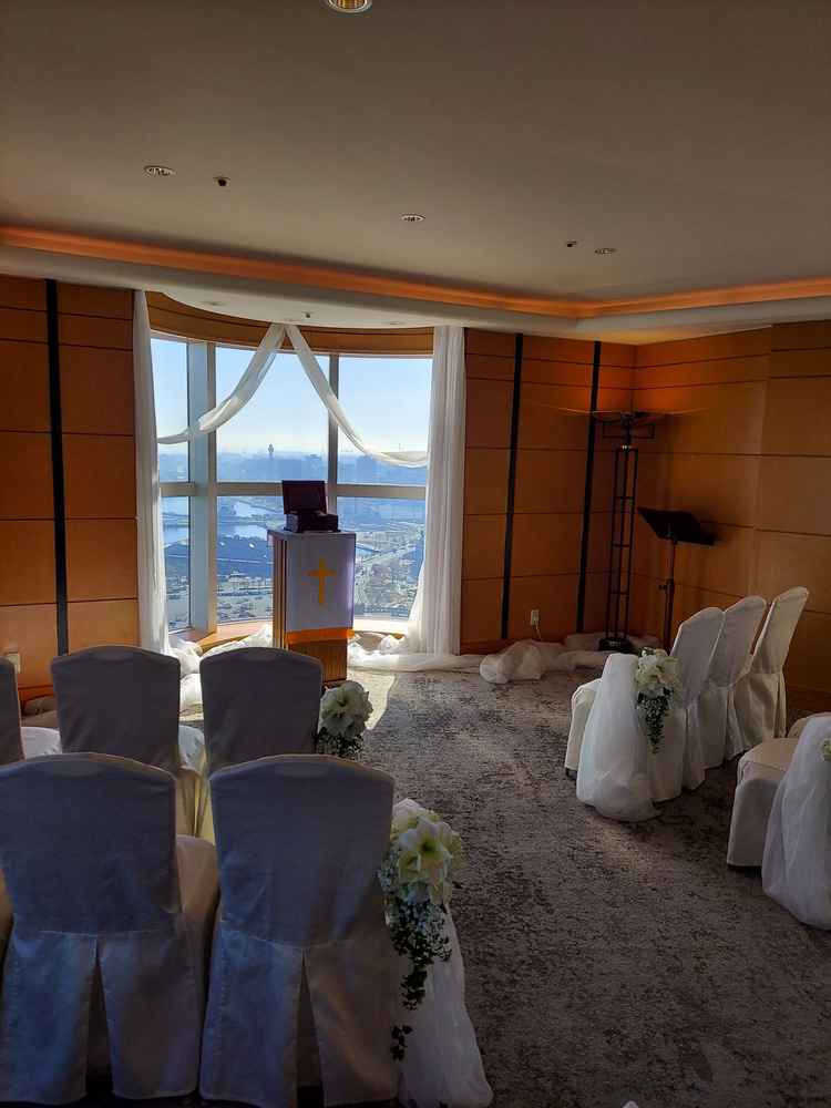 少人数専用のチャペル。空が見え景色がよかった。部屋は小さくアットホームな式ができる。
