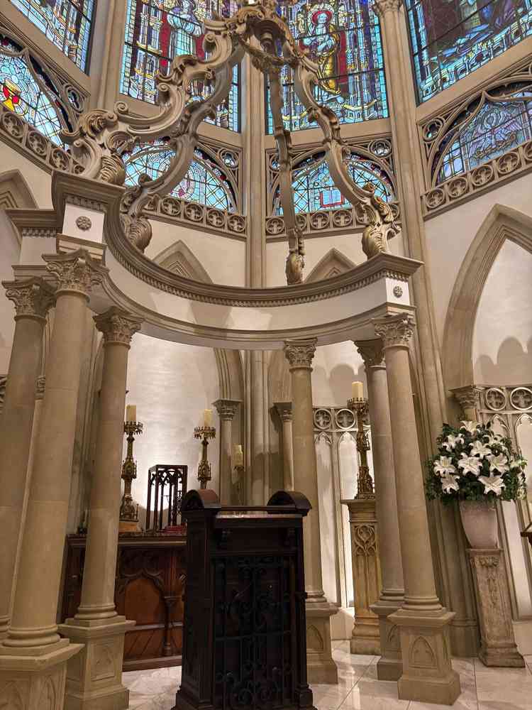 チャペルは王道の大聖堂で、厳かな雰囲気があり、とても印象的でした。