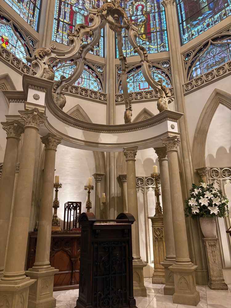 チャペルは王道の大聖堂で、厳かな雰囲気があり、とても印象的でした。
