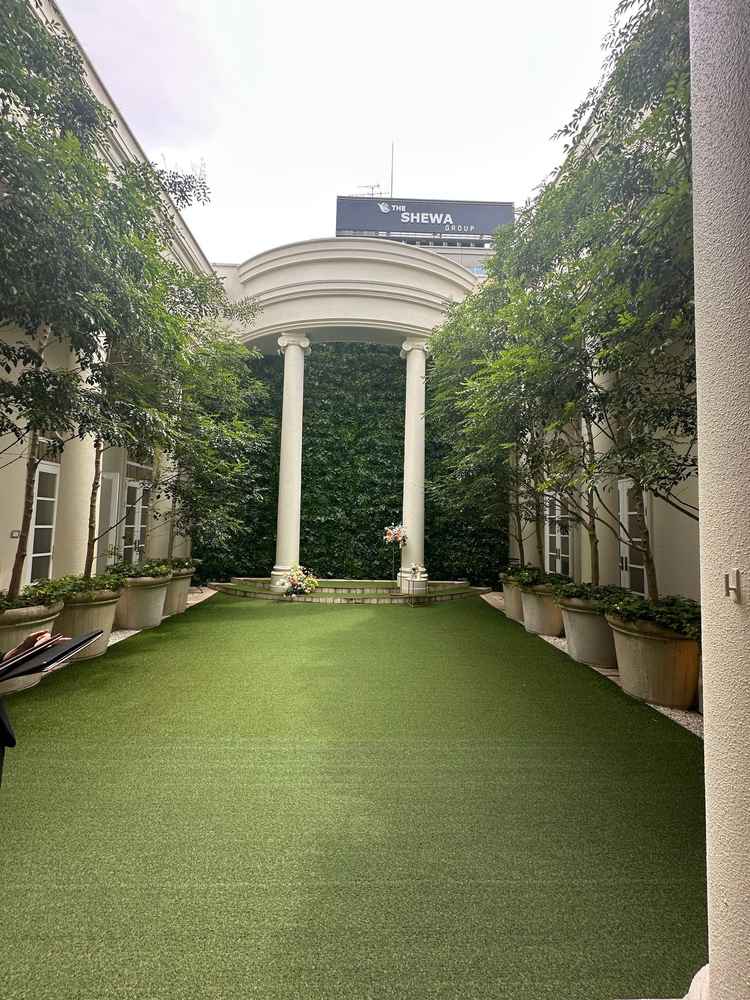 チャペルに併設したガーデン。奥の壁面が装飾可能（オプション）