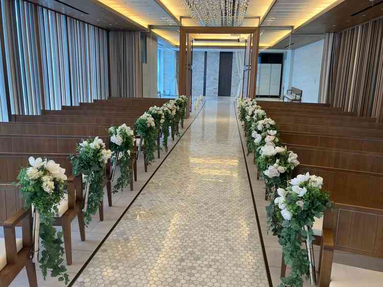 挙式会場は自然光がはいります