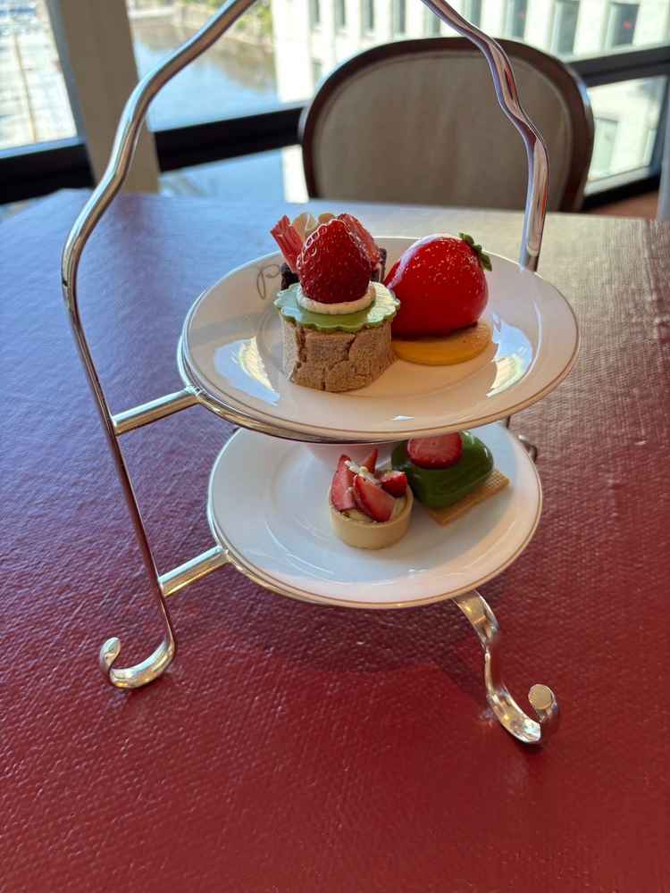 アフタヌーンティーのお菓子を出していただいた