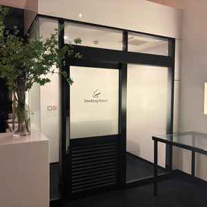 待合スペースに喫煙室。良いのか悪いのか…