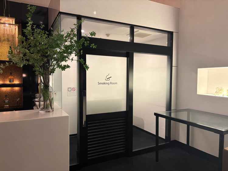 待合スペースに喫煙室。良いのか悪いのか…