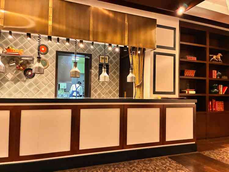 披露宴会場にはオープンキッチンがあり、キッチンの熱気が伝わる演出もできそう。