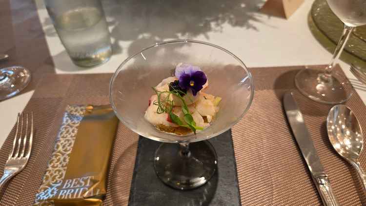 試食のオードブル　醤油風味のクリームの乗った海老や、ゼリー