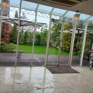 ガーデンです。豊かな緑に囲まれて、ガーデンパーティースタイルも人前式もできるスペースで気に入りました