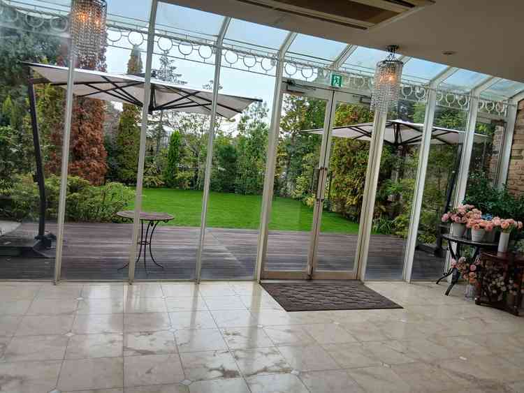 ガーデンです。豊かな緑に囲まれて、ガーデンパーティースタイルも人前式もできるスペースで気に入りました