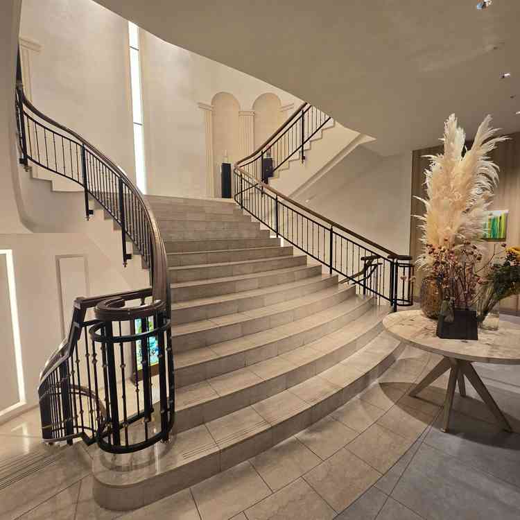 2階へ向かう階段。