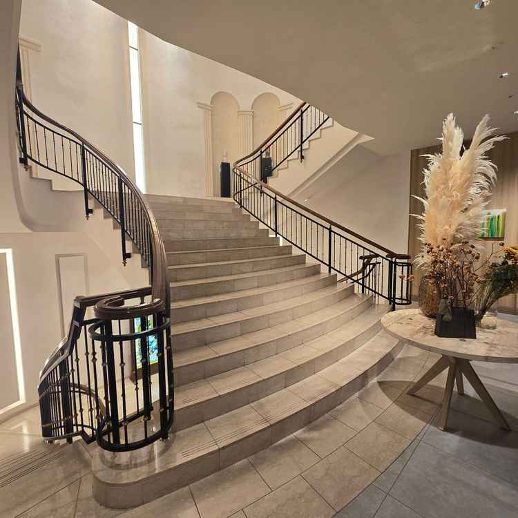 2階へ向かう階段。