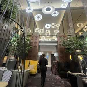 広々としたロビー。円は39個あり、thank youを表している。