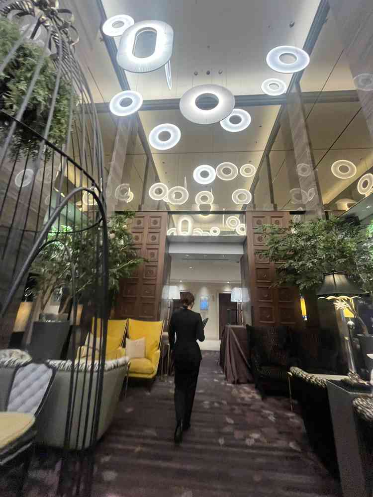 広々としたロビー。円は39個あり、thank youを表している。