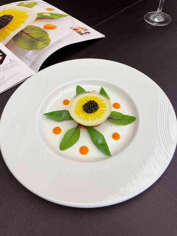 コース料理の前菜。とても綺麗で目を引いたし、とても美味しかった。