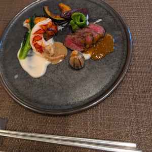 女性でも会話を楽しみながら、料理を楽しめるような量とサイズ感がいい。
