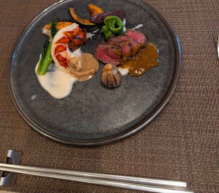 女性でも会話を楽しみながら、料理を楽しめるような量とサイズ感がいい。