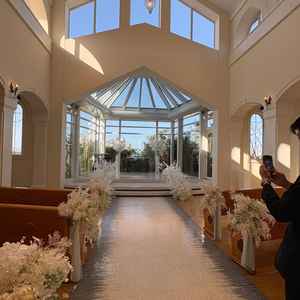 チャペルの写真で、天井が高く、光の入る明るい場所でした。