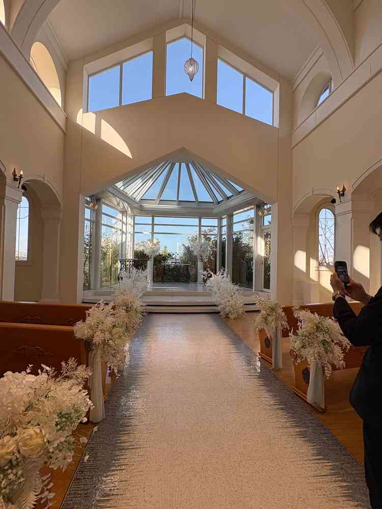 チャペルの写真で、天井が高く、光の入る明るい場所でした。