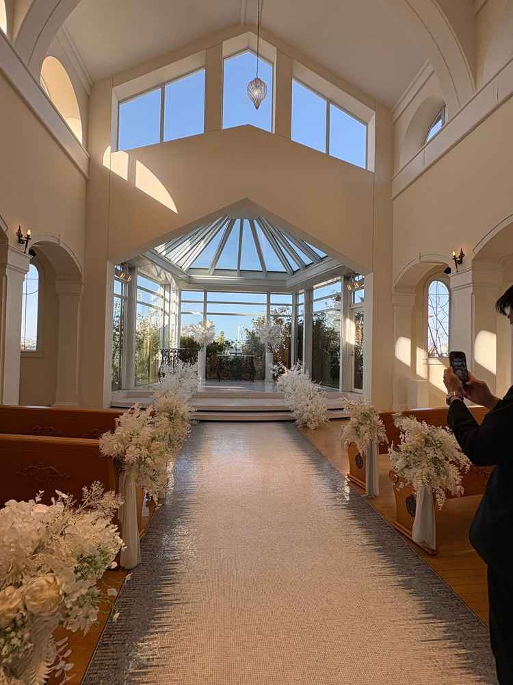 チャペルの写真で、天井が高く、光の入る明るい場所でした。