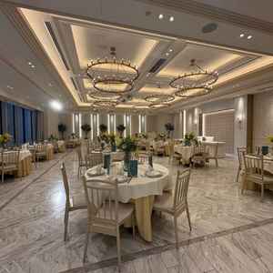 披露宴会場の写真。全体的に明るく、テラス入場も出来てイメージ通りで完璧だった。